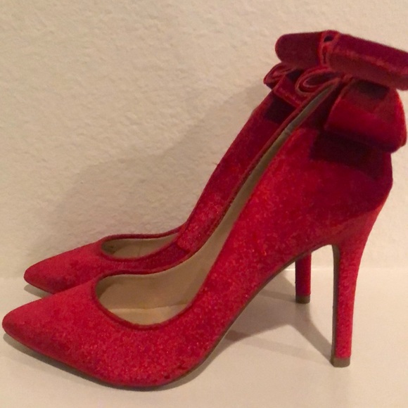 Red velvet heels by Nieman Marcus - Picture 3 of 3